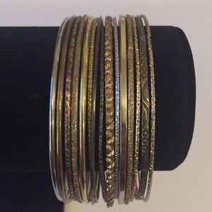 Vintage Jewelry - 15 pcs Vintage Silver And Brass Tones Bangles Vintage Jewelry - 15 pcs Vintage Silver And Brass Tones Bangles